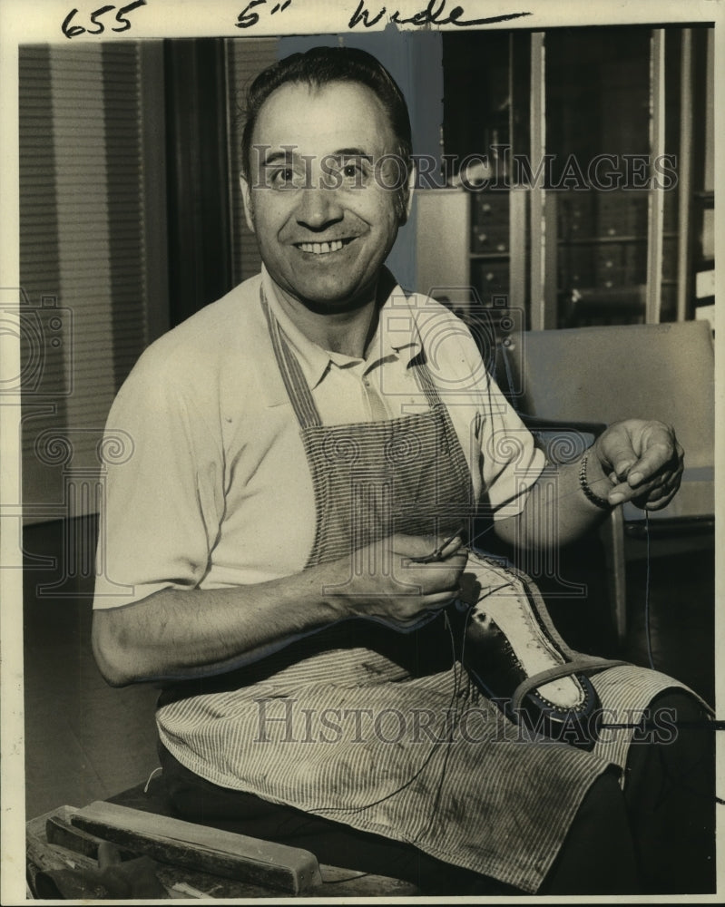 Load image into Gallery viewer, 1974 Press Photo Dominick di Meola makes shoes for VIPs - noo09911
