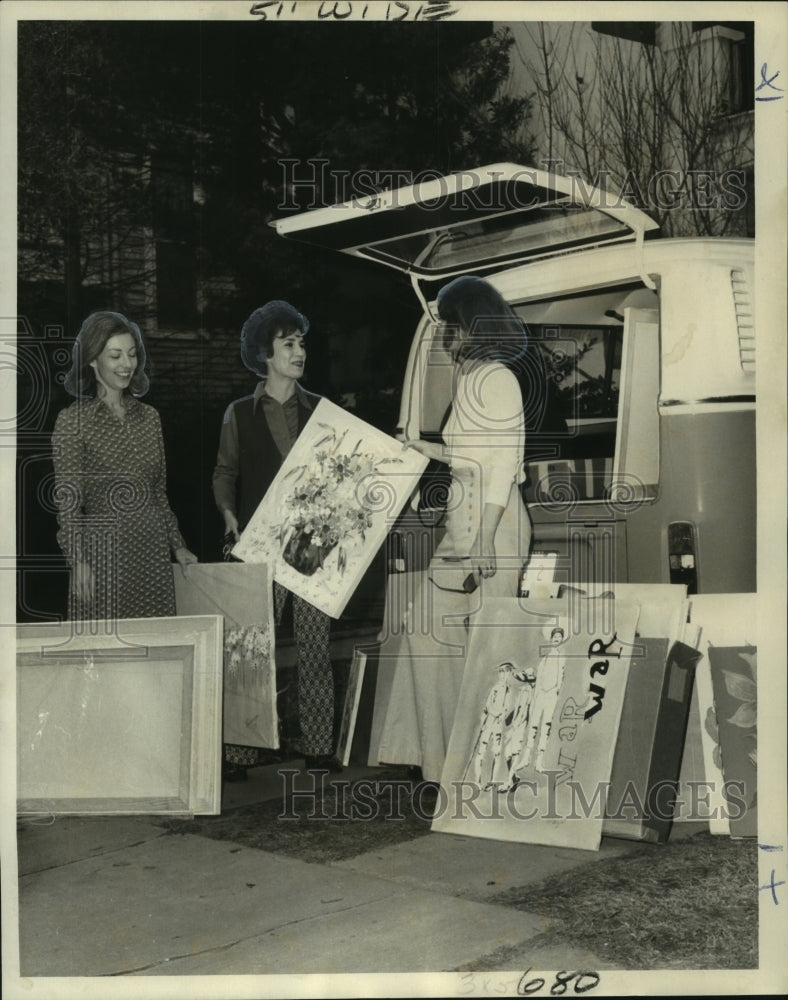 1973 Press Photo Loading the van with art gathered by Mesdames- Historic Images