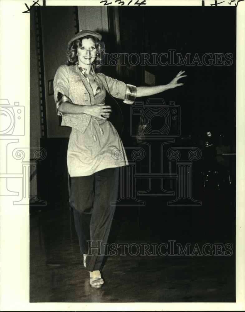 1978 Press Photo Fashion Model Dressed in Layers Topped With Beret- Historic Images