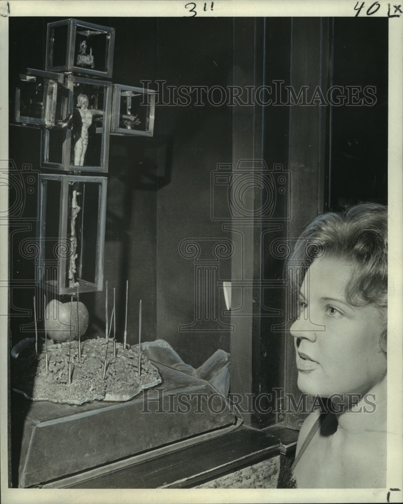 1972 Press Photo One of Mary Crawford&#39;s favorite Dall, the 30-inch Angel Cross- Historic Images