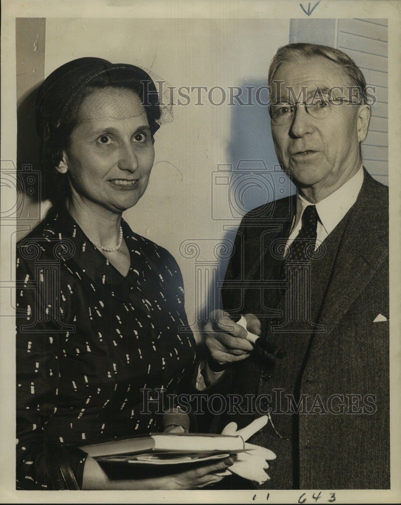 Load image into Gallery viewer, 1959 Press Photo Mrs. Felix Lapeyre and Dr. Kenneth Colegrove - noo10040
