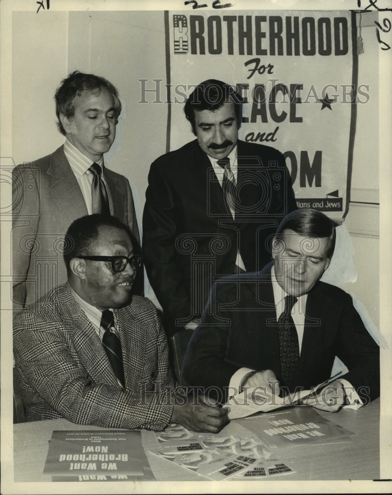 1972 Press Photo Sponsors of Brotherhood Week in New Orleans reviewing plans - Historic Images