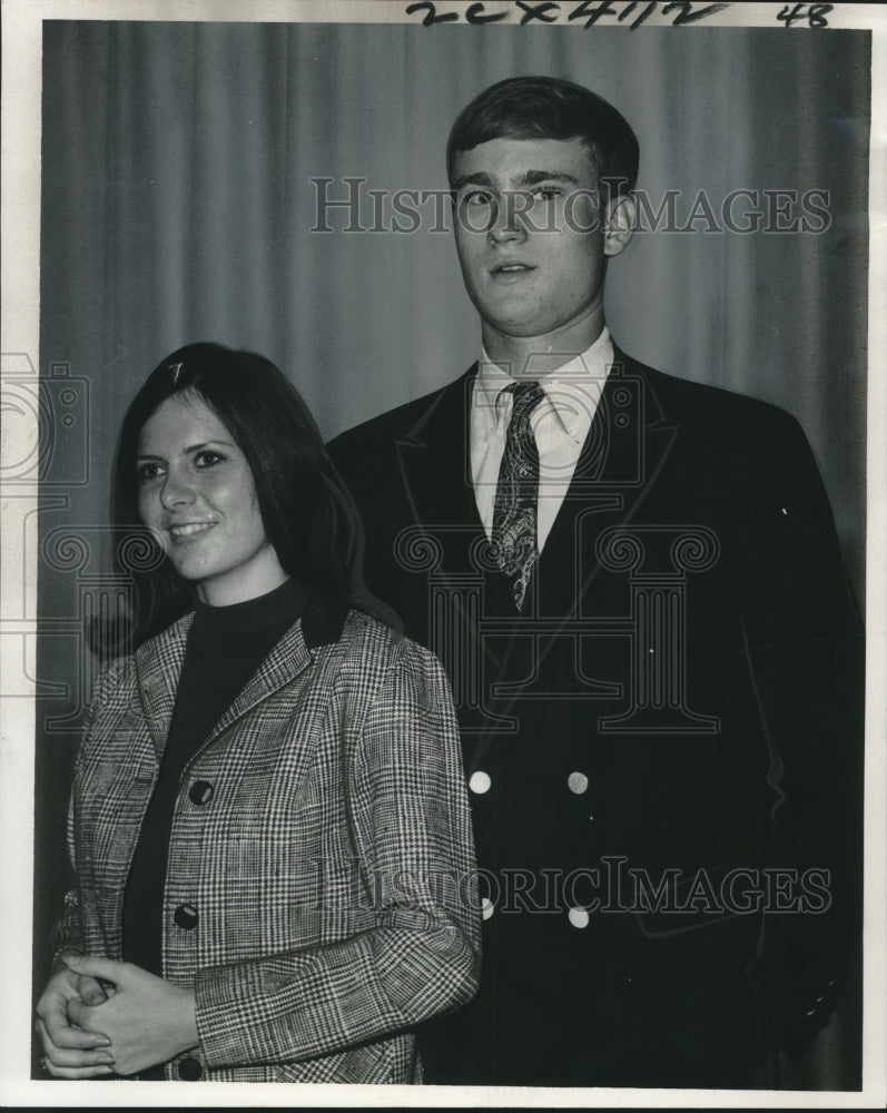 Load image into Gallery viewer, 1967 Press Photo New Sigma Chi members Miss Patricia Doran &amp; Mr. Rand Spencer
