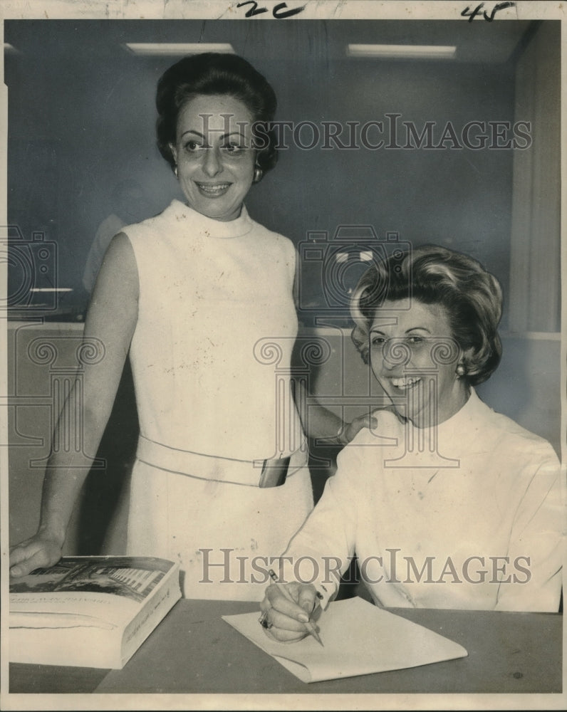 Load image into Gallery viewer, 1968 Press Photo Mrs. Carmen Donaldson &amp; Mrs. Catherine Healey to leave CVS
