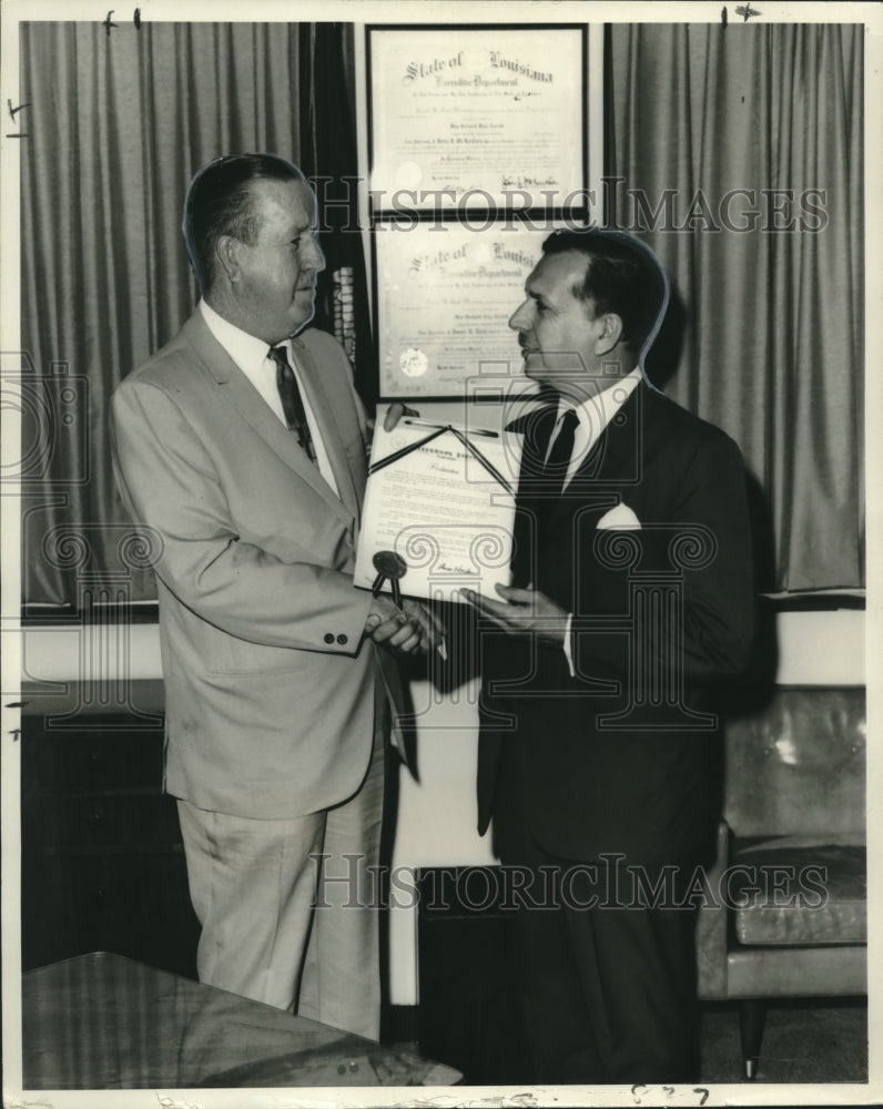 1968 Press Photo Thomas Donelon Jefferson Parish President with Red Cross Member- Historic Images