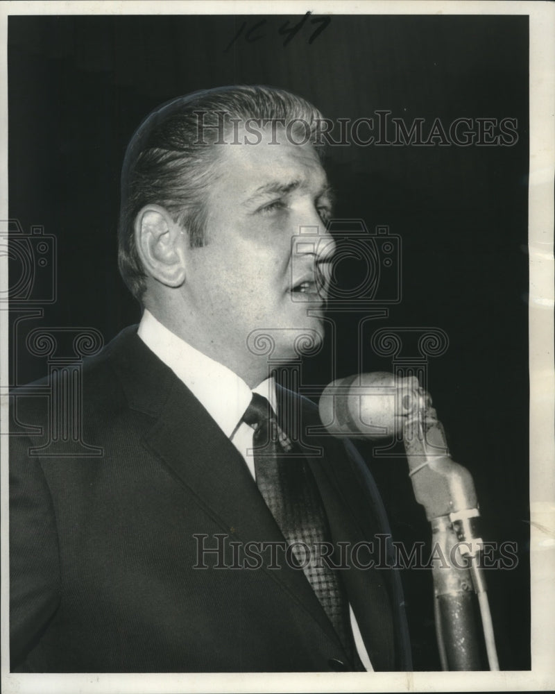 Load image into Gallery viewer, 1969 Press Photo Dr. Robert Doud, sex educator at Parent-Teacher forum
