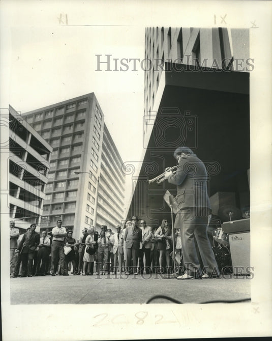1974 Press Photo Dick Stabile Orchestra performs on the BNO Building plaza- Historic Images