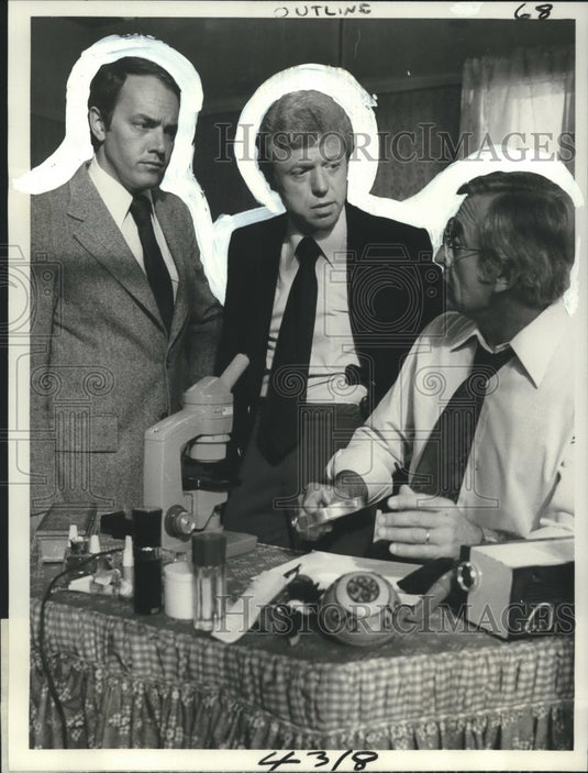 1978 Press Photo Actor George DiCnezo with Others on Television's "Police Story"- Historic Images