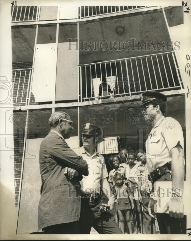 1974 Press Photo E.X. Dunn, police officers at Fisher Housing Project in Algiers