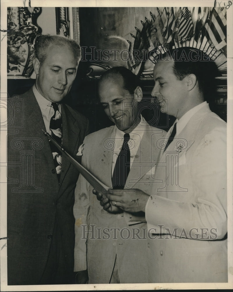 Load image into Gallery viewer, 1947 Press Photo Mayor &amp; team captains discuss America Aid for France drive

