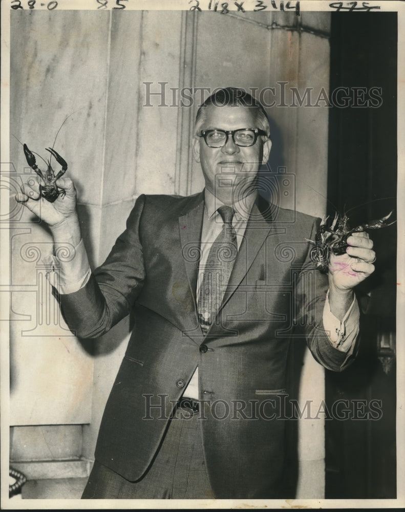 1970 Press Photo Senator Adrian Duplantier holding crawfish at Federal Building- Historic Images