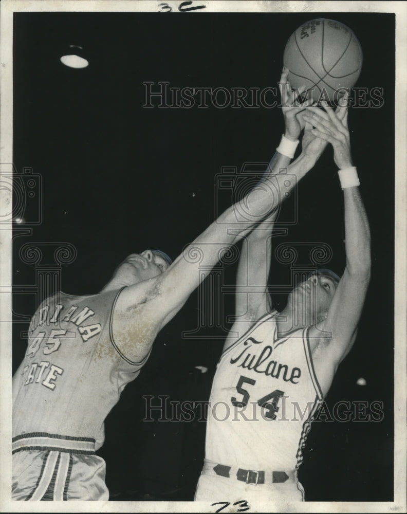 Load image into Gallery viewer, 1970 Press Photo Tulane's Mile Dressler reaches high for rebound - noo10411
