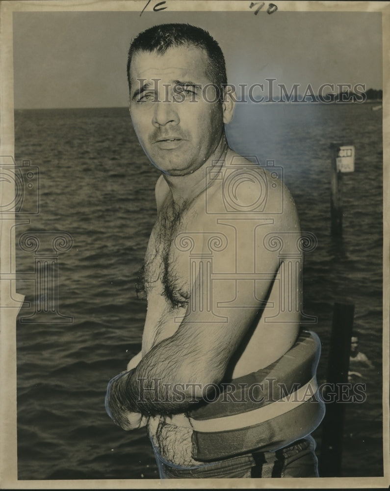 1964 Press Photo Firefighter Robert J. Ducote Saves Drowning Boy - noo10447