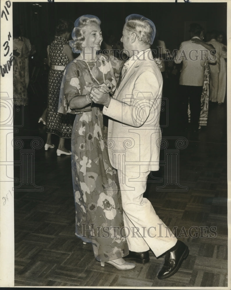 1972 Press Photo Mrs. Nicholas Cromwell and Mr. Arthur Landry dancing.