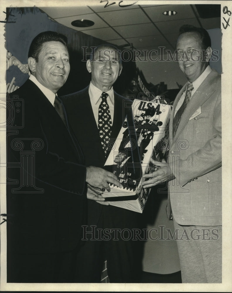 1972 Press Photo John Baily and Jack Musick of Hiram Walker in New Orleans.- Historic Images