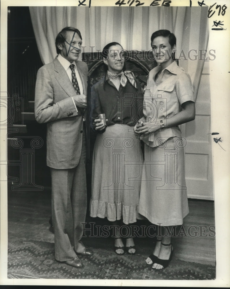 1976 Press Photo Bonnie Crone with Miss France-Isabelle Krumacker, at luncheon.- Historic Images