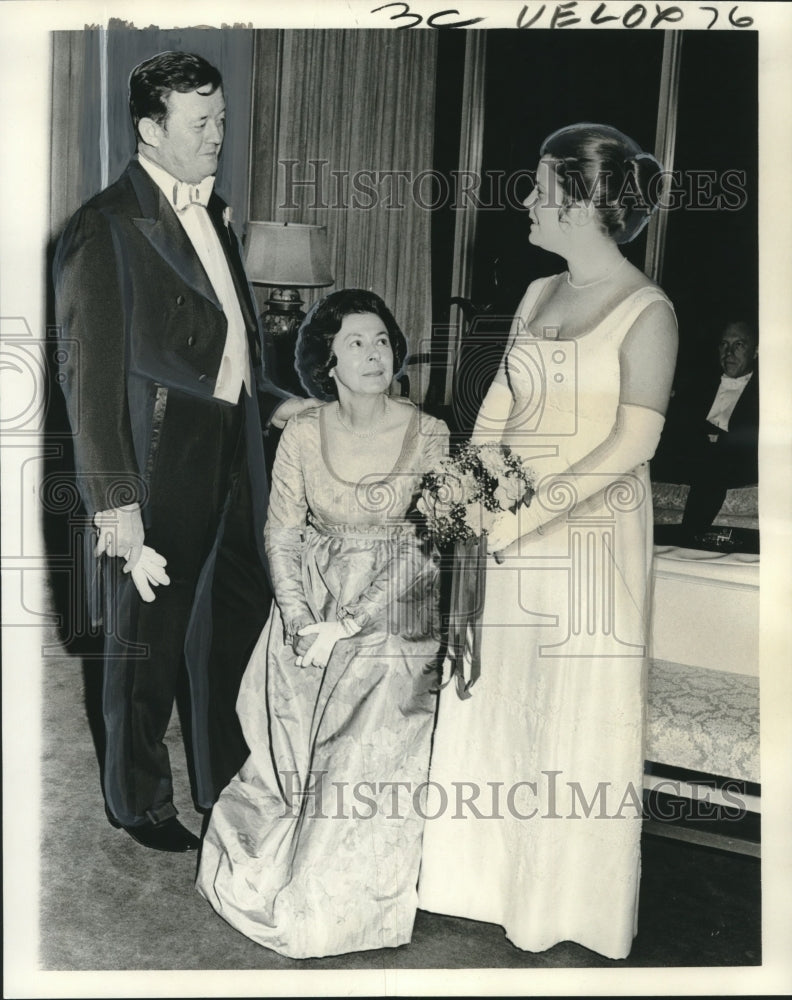 Load image into Gallery viewer, 1973 Press Photo New Orleans Socialites Mr. &amp; Mrs.Thomas Crosby, Daughter Emily
