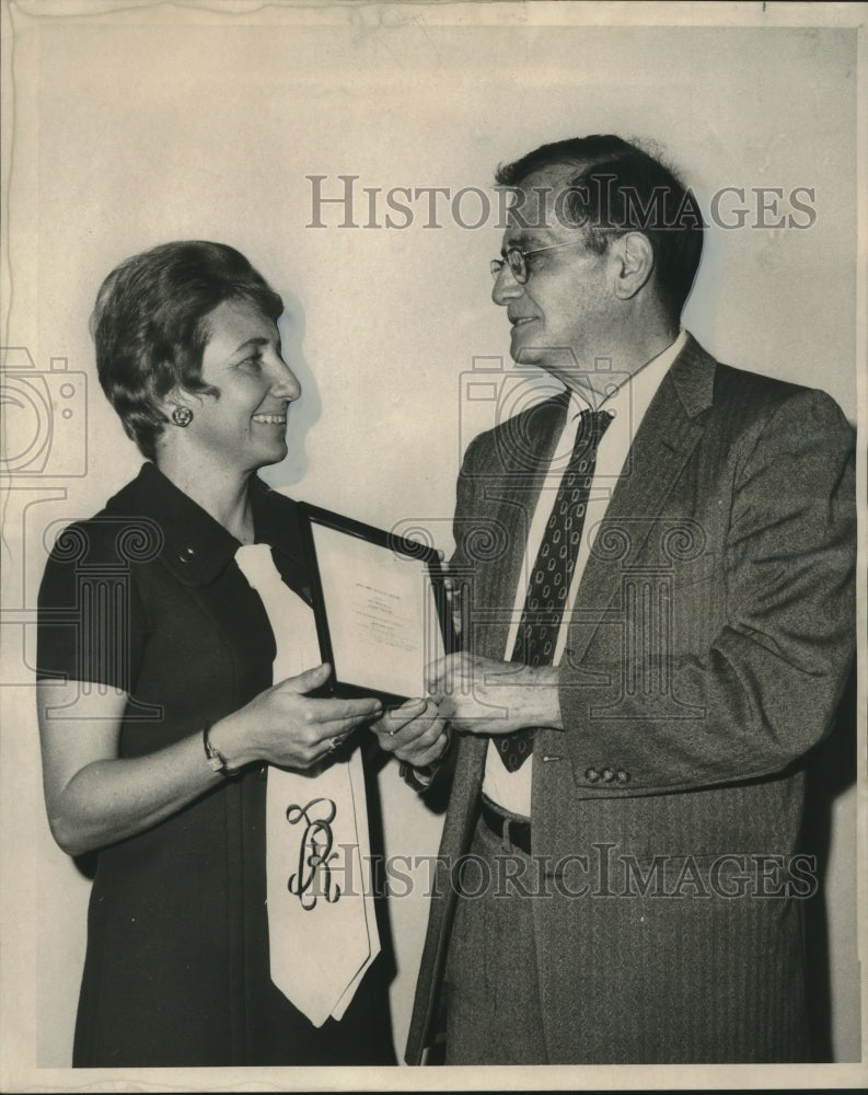 1970 Press Photo Mrs. Richard Baines presents a certificate to Herman Drezinski.- Historic Images