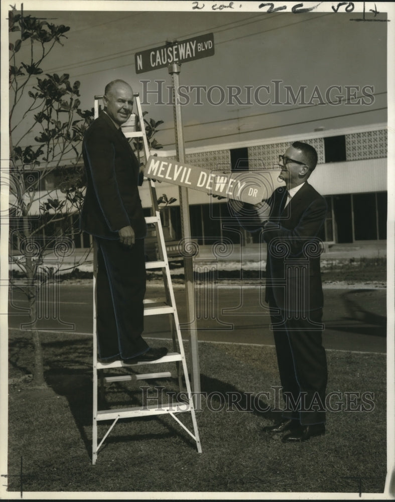 Load image into Gallery viewer, 1967 Press Photo Melvil Dewey Drive Sign Goes Up in Metairie - noo10603
