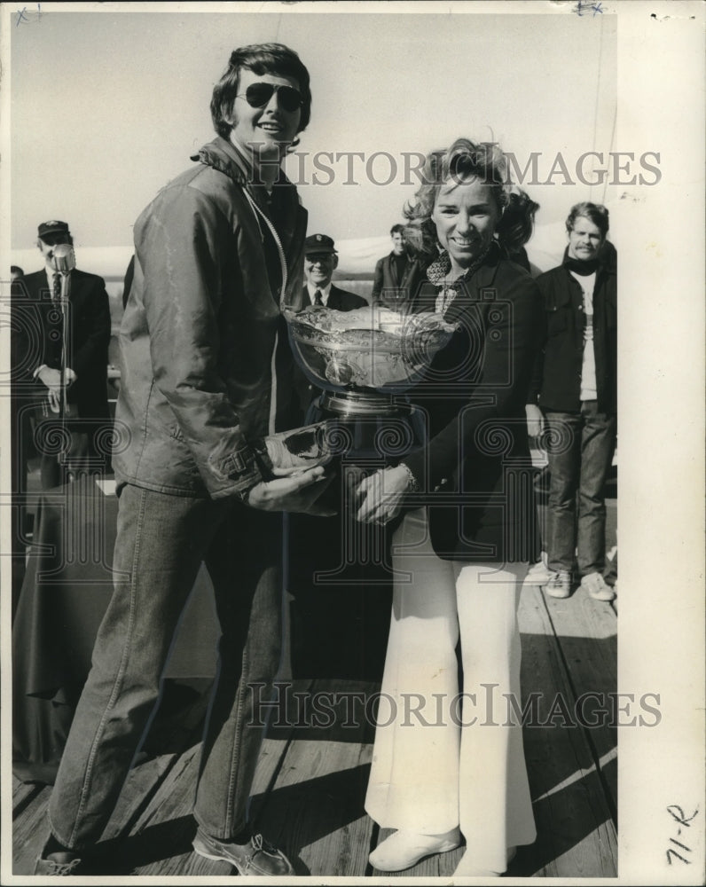 1971 Press Photo Mrs. Robert Kennedy presents the Kennedy Cup to John Dane III- Historic Images