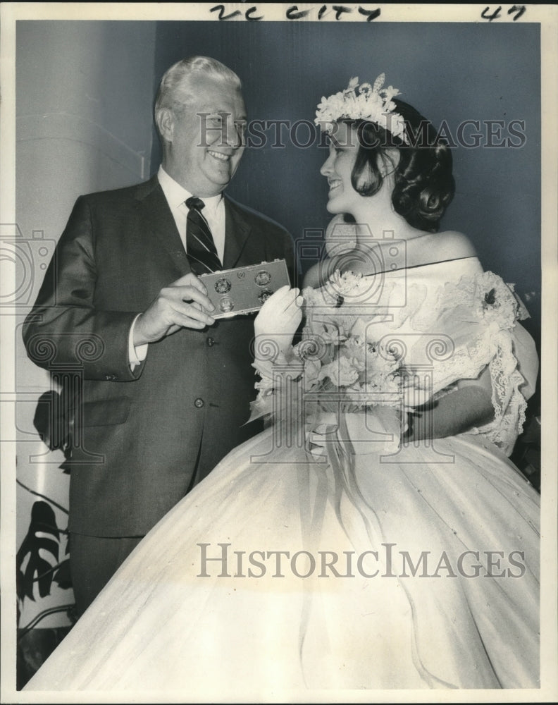 1970 Press Photo Spring Fiesta Queen Dale Marie Dane with William Childress- Historic Images