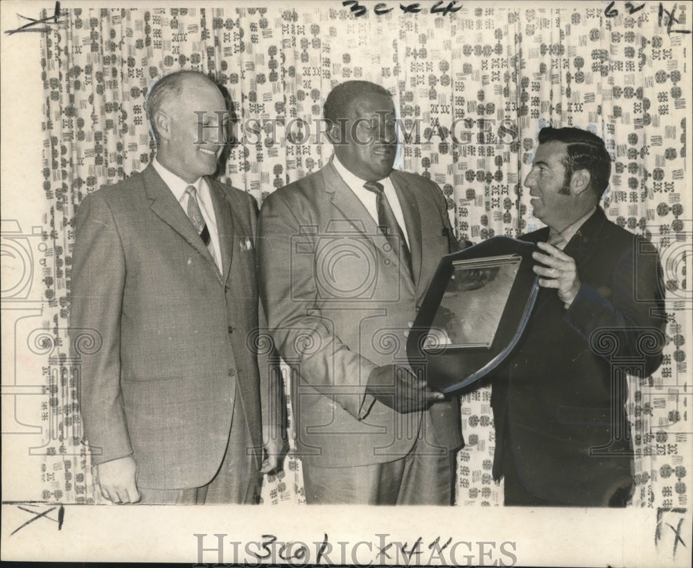 1970 Press Photo Sgt. Fred Dorsey receives a plaque from Sheriff Cronvich- Historic Images