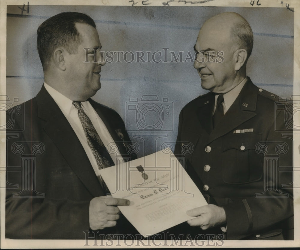 1954 Press Photo Brig. Gen. John Hardin gives Service Award to Warren Dodd