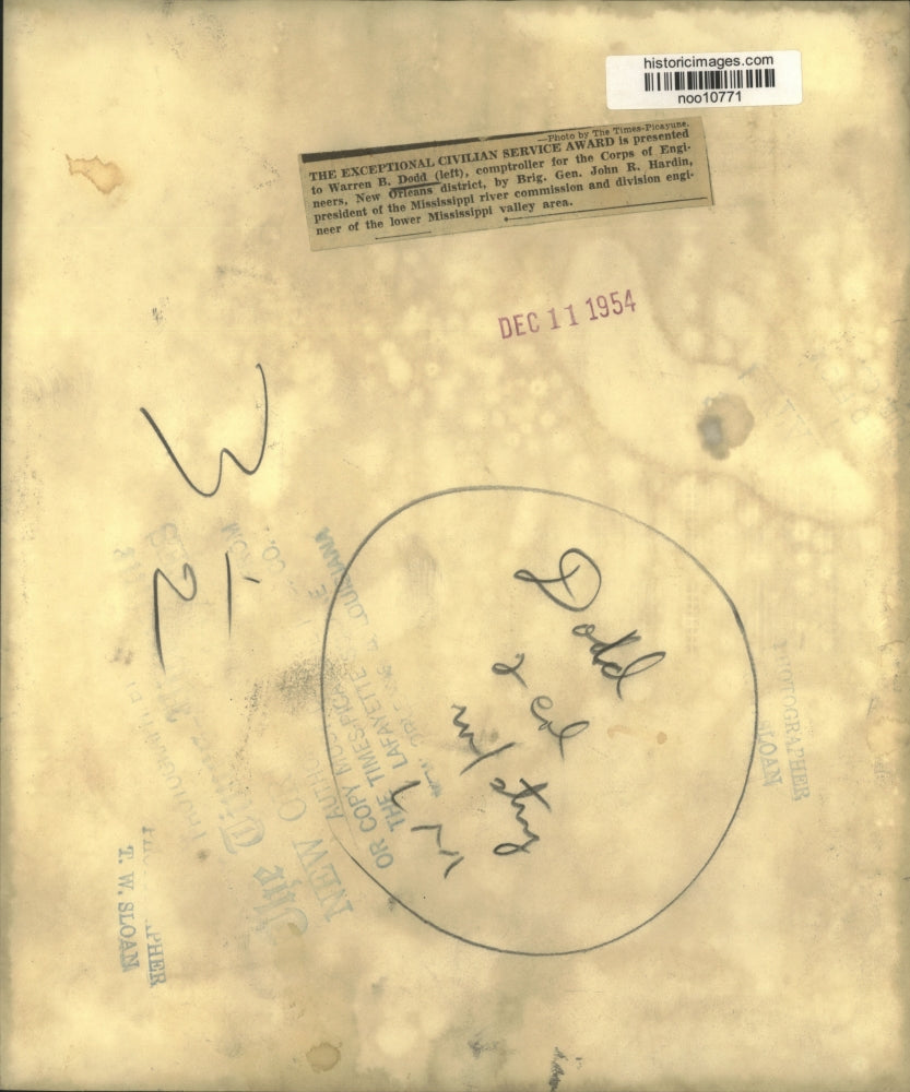 1954 Press Photo Brig. Gen. John Hardin gives Service Award to Warren Dodd