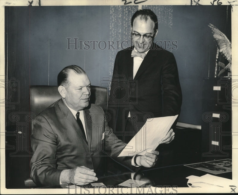 Load image into Gallery viewer, 1965 Press Photo James D. Prescott, William J. Dodd, Teacher Appreciation Week
