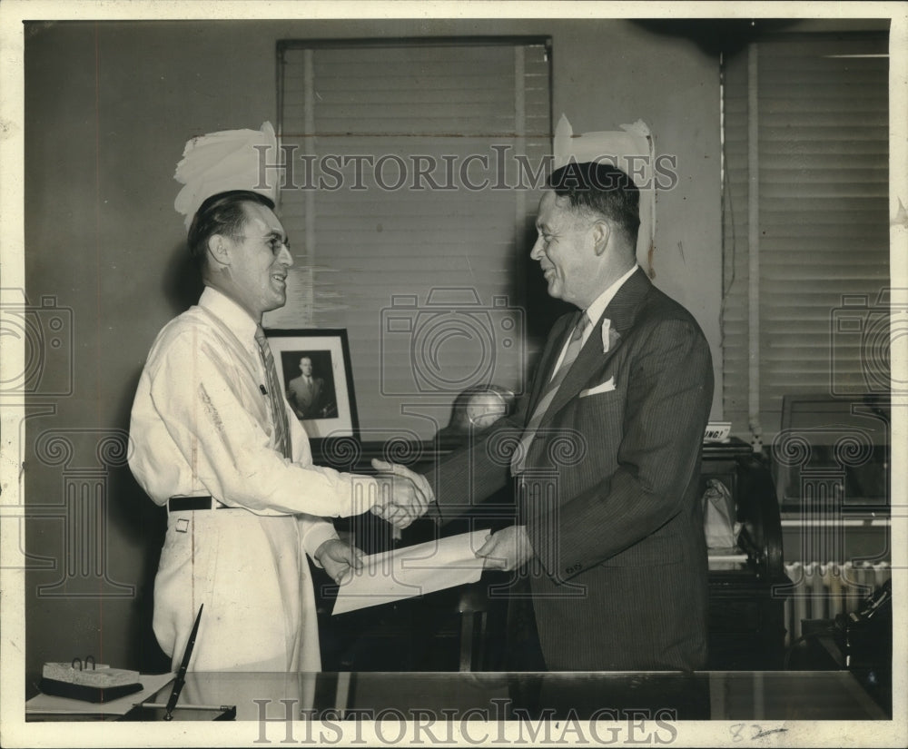 1942 Press Photo T.M. Gordon & Francis J. Didier of Standard Oil Company T.M.
