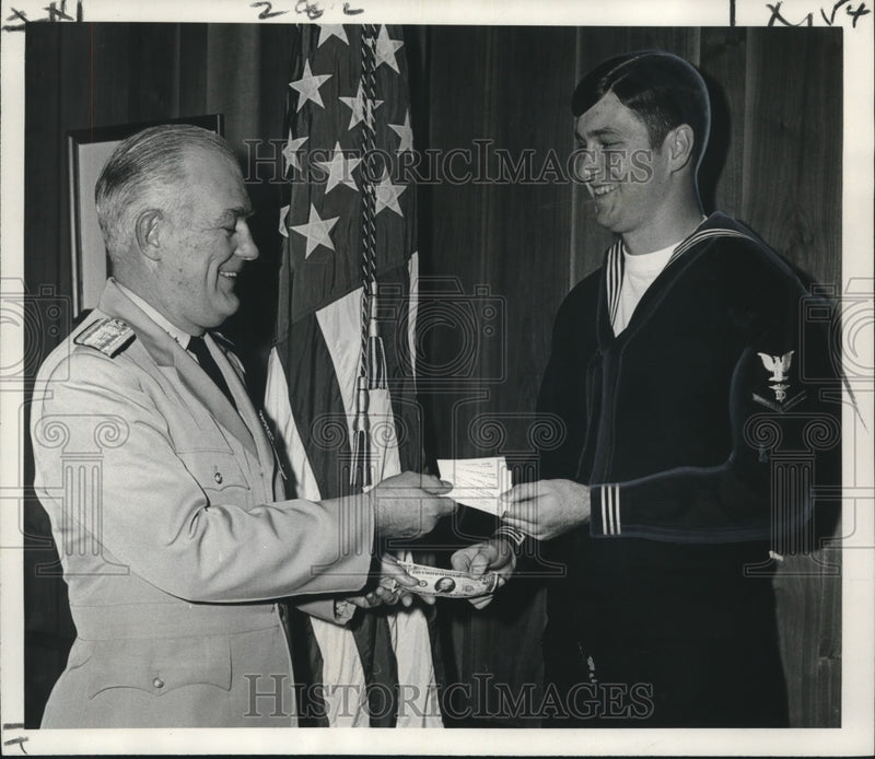 Load image into Gallery viewer, 1969 Press Photo Petty Officer Pat Donnelly with Rear Admiral Ross P. Bullard
