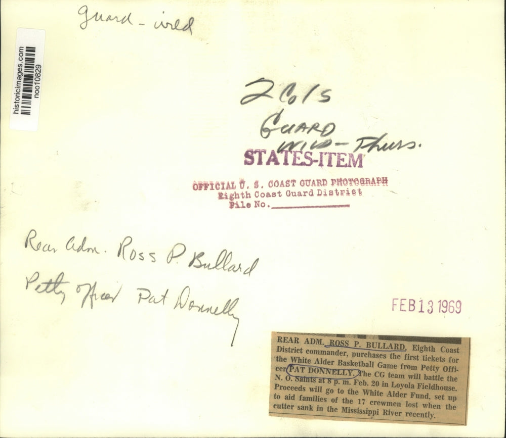 1969 Press Photo Petty Officer Pat Donnelly with Rear Admiral Ross P. Bullard