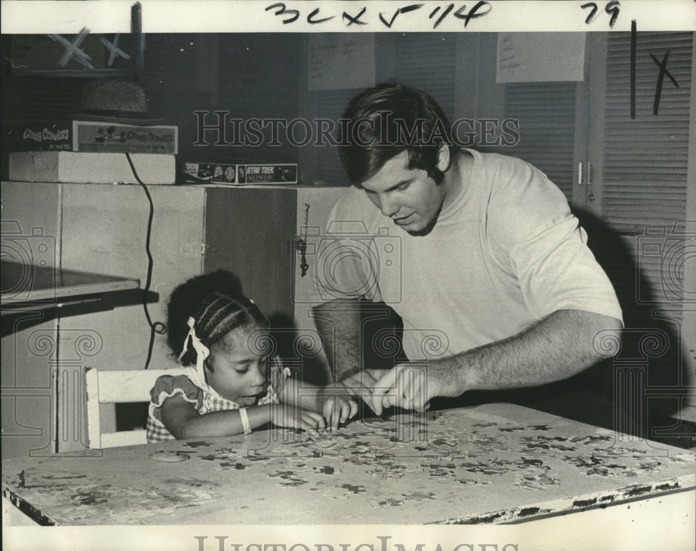 1975 Press Photo Phil Laporta, the big kid plays jigsaw puzzle with Jada Summers- Historic Images