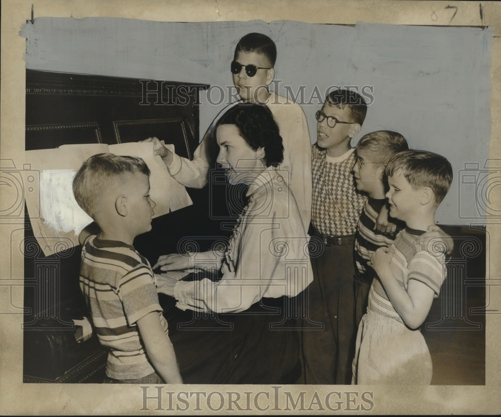1955 Press Photo Blind Children Sing with Hazel Webb at Piano - noo10919