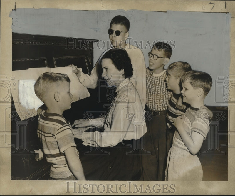 Load image into Gallery viewer, 1955 Press Photo Blind Children Sing with Hazel Webb at Piano - noo10919
