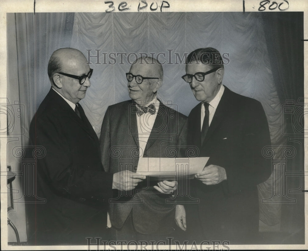 1971 Press Photo Notaries Association of New Orleans honors 50-year members