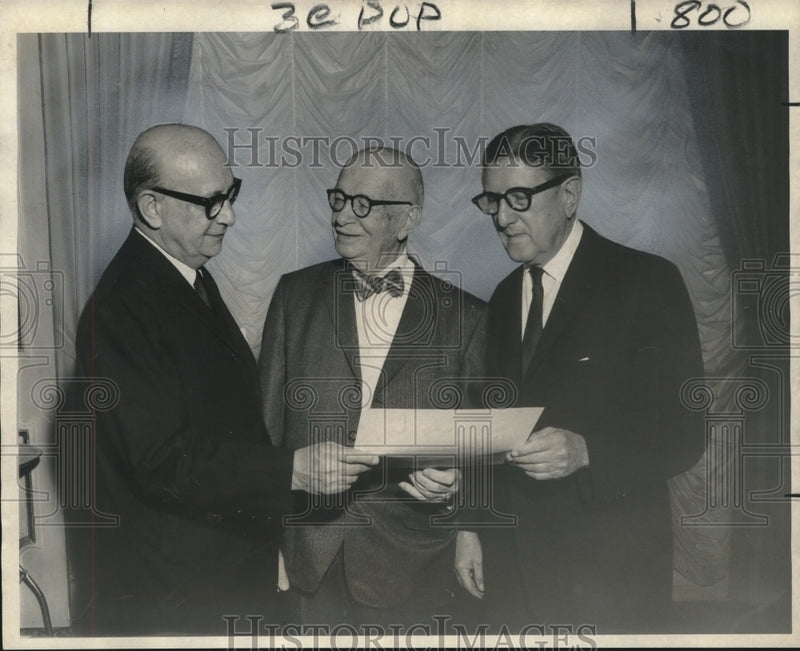 Load image into Gallery viewer, 1971 Press Photo Notaries Association of New Orleans honors 50-year members
