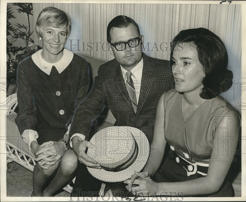 1969 Press Photo Workers for upcoming Steamboat Soiree by Pro Christo Laborantes- Historic Images