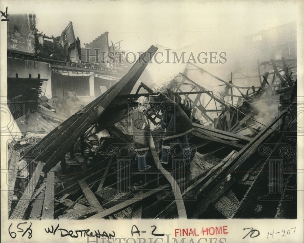 1977 Press Photo Firemen Work Amid Smoldering Rubble of Destrehan High School- Historic Images