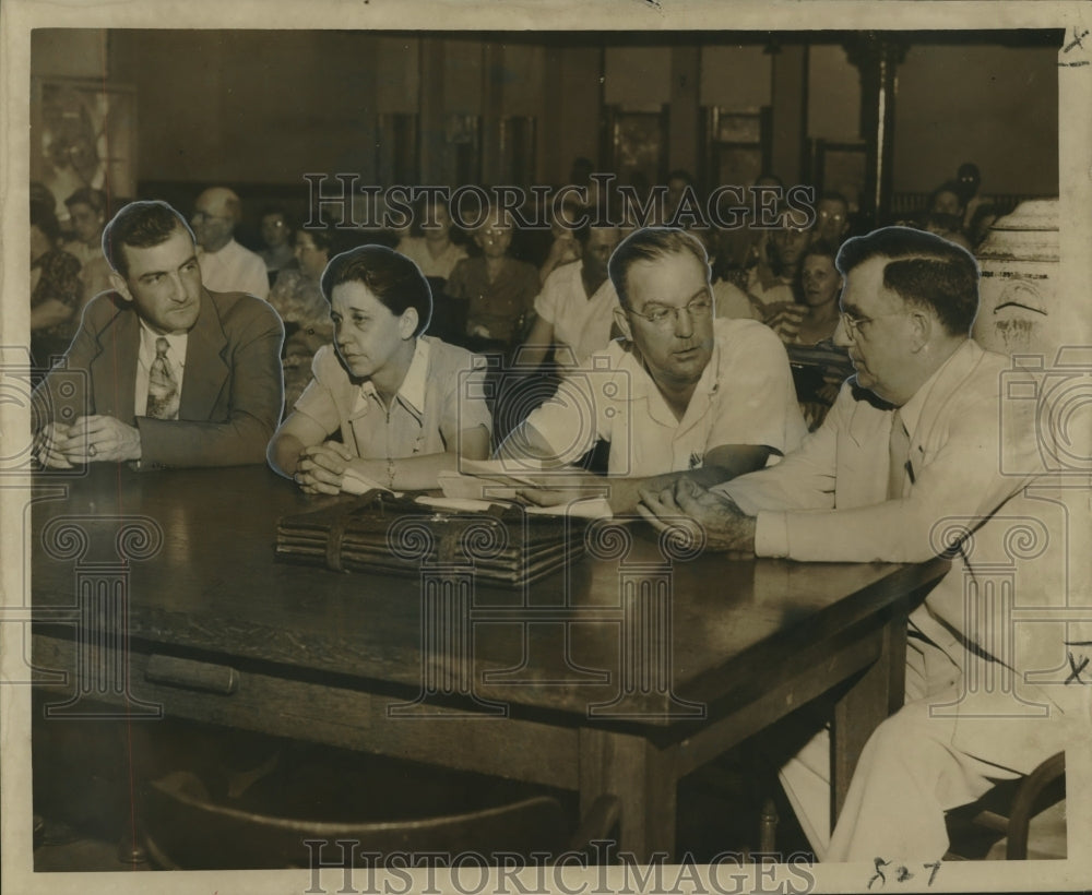 1949 Press Photo Mrs. Ruth Dickins &amp; attorneys during her murder trial