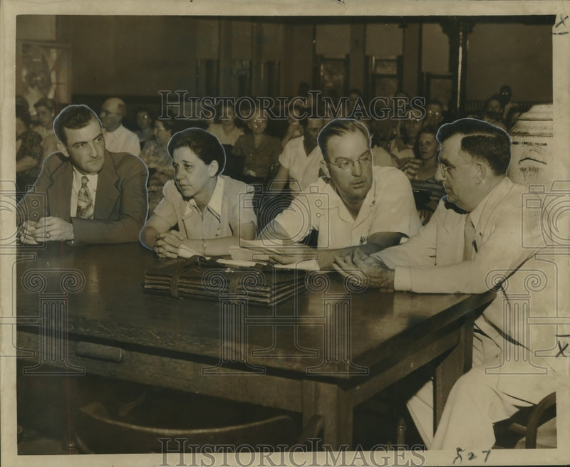 Load image into Gallery viewer, 1949 Press Photo Mrs. Ruth Dickins &amp; attorneys during her murder trial
