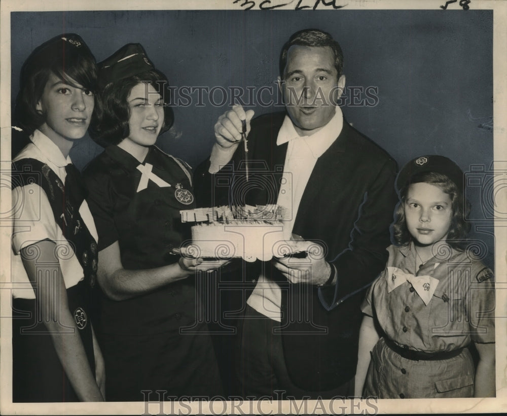 1964 Press Photo Singer Perry Como Cuts Cake with New Orleans Girl Scouts