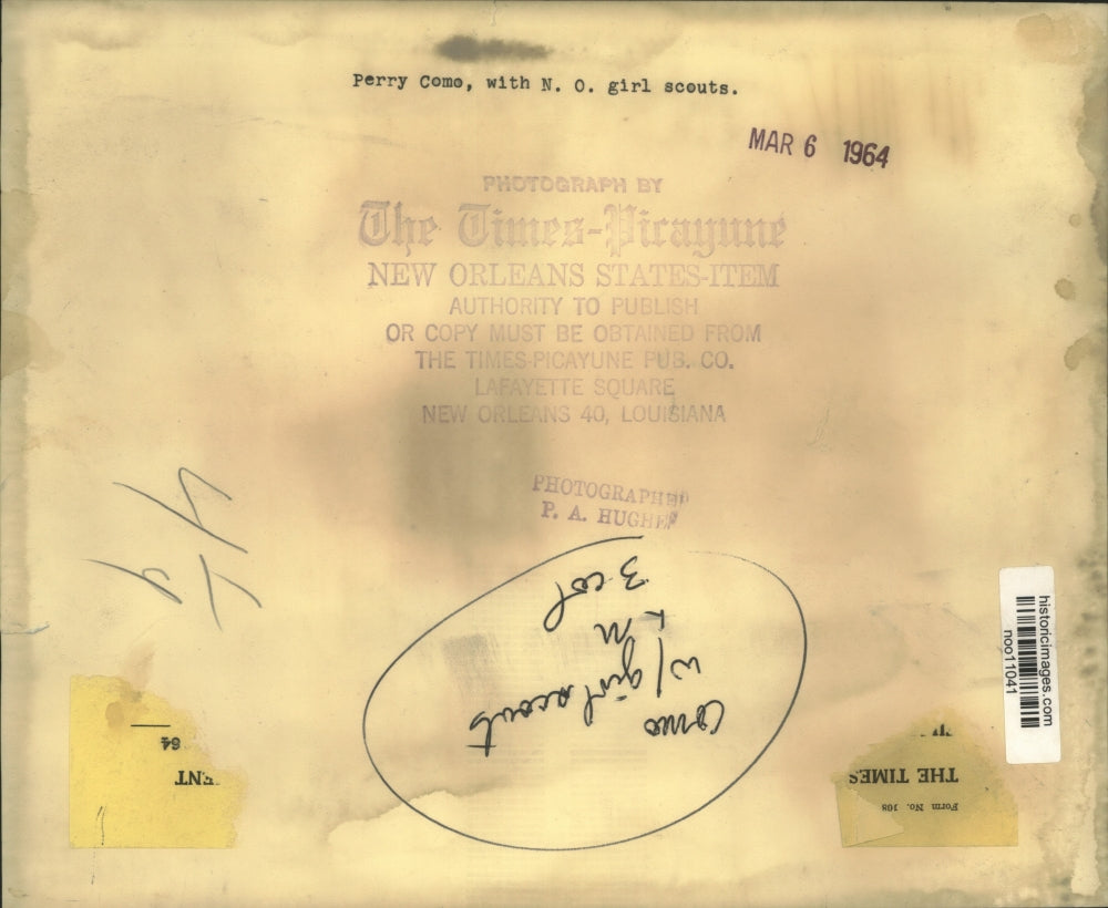 1964 Press Photo Singer Perry Como Cuts Cake with New Orleans Girl Scouts