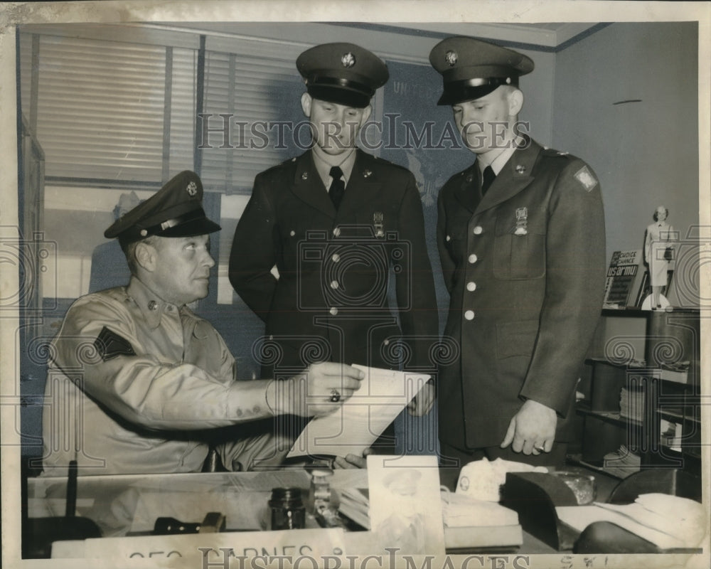 1958 Press Photo Army Twins Get Assignment after Basic Training, Gretna