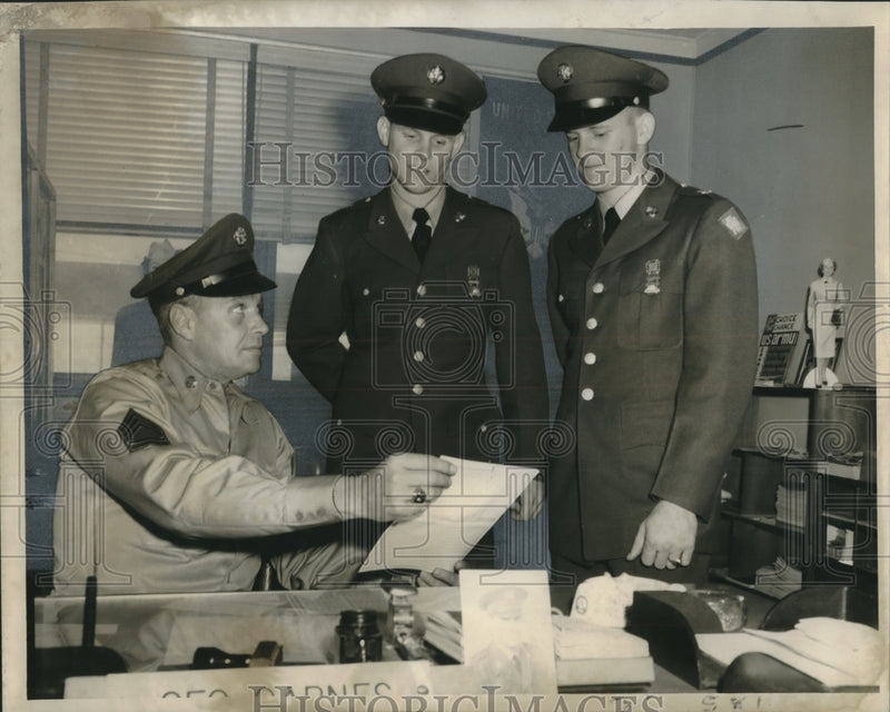 Load image into Gallery viewer, 1958 Press Photo Army Twins Get Assignment after Basic Training, Gretna
