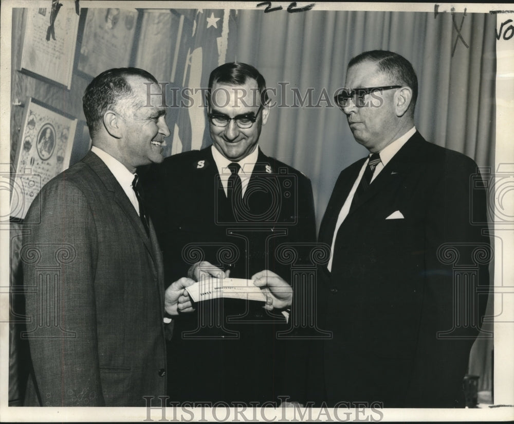 1967 Press Photo Mayor Victor Schiro presents a check to the United Fund- Historic Images