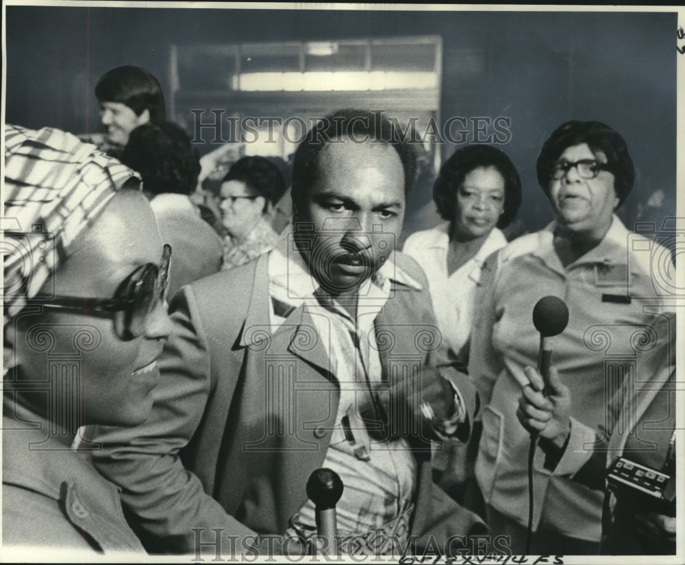 1977 Press Photo Local 1991 municipal employees leader Alphonse Conway- Historic Images