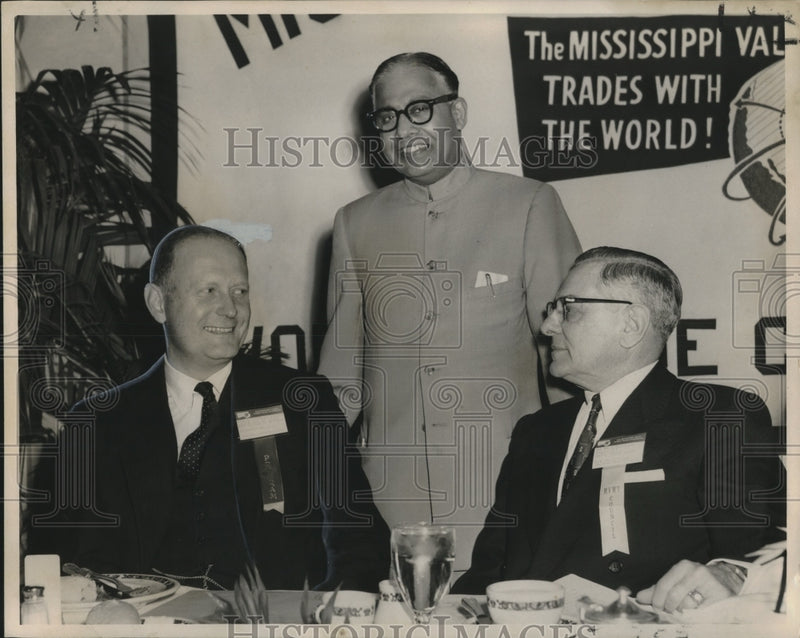 Load image into Gallery viewer, 1959 Press Photo Participants in 14th Mississippi Valley World Trade Conference

