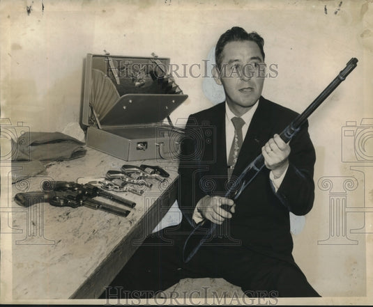 1957 Press Photo Sheriff William S. Coci shows firearms found at traffic stop