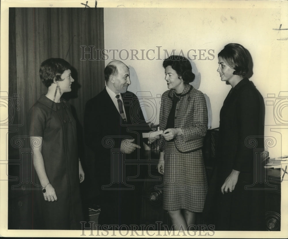 1967 Press Photo Junior League of New Orleans presents check to Dr. M.A. Diamond